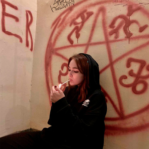 девочка с сигаретой