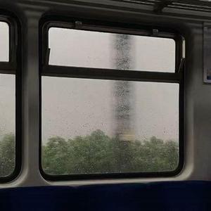 并肩而行