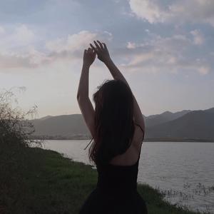 《举镜子的女孩》