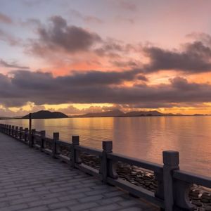 黄昏田野中的少年与风筝