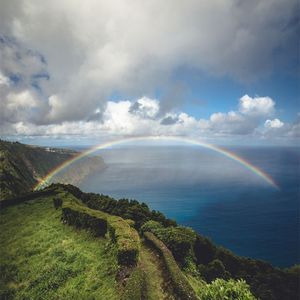 在窗外你和他轻声说着情话