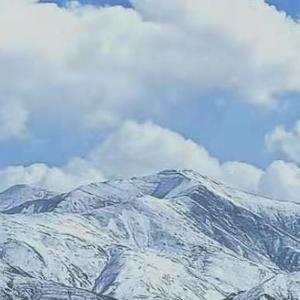 两头起，中间低（翻自 何然）