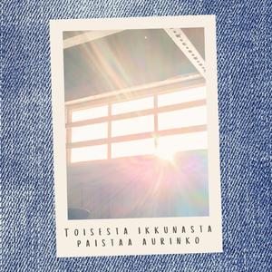 Toisesta ikkunasta paistaa aurinko