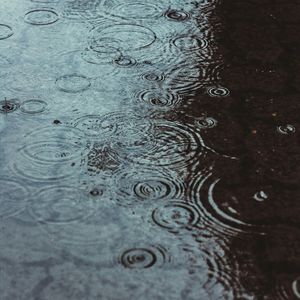 倒着下的雨