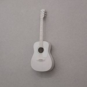 弾けないギターを片手に