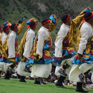 比如达塘乡朗欺村艺术团的锅庄舞