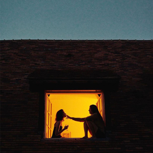 听晚⻛将玫瑰压碎