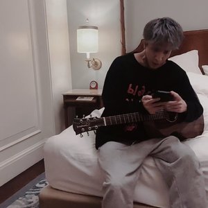 当湖面澄清笑可倾城