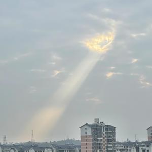 于暮色中盼望晨光