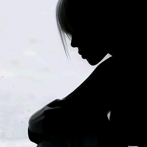 那个男孩学会了抽烟