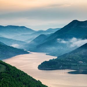 舒缓琴音与白噪引领的入眠之约