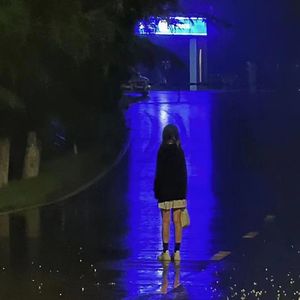 有人陪你淋雨么