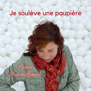 Je soulève une paupière