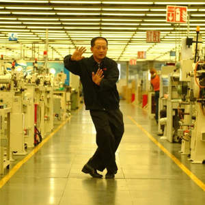 背着书包放学回家