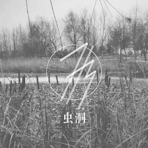 太阳在紫色的山上升起