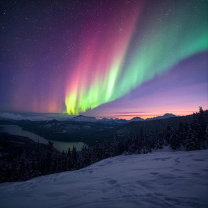 雪山に降り注ぐオーロラ – 亡霊の囁き