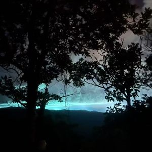 农舍炊烟绘就的山水诗