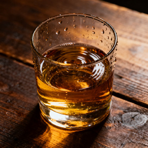 一杯烈酒敬沧桑