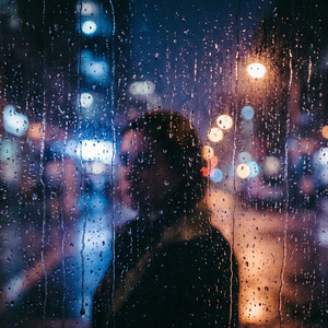 ガラス越しのシルエット