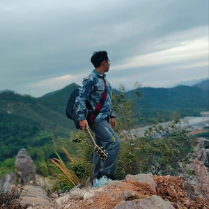 望着天空流泪的人