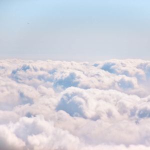 孤城里，狂风伴骤雨