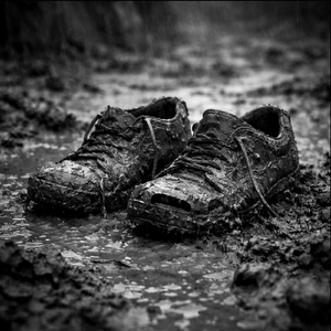 O pereche de încălțări rupte