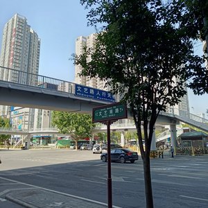 《文艺路做小买卖的老张》