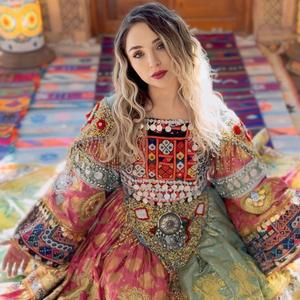 EVLERİNİN ÖNÜ YONCA
