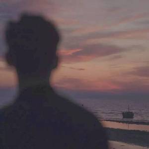 你必须在一个荒唐的夜，骑着摩托穿过下雨的街