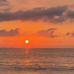 像暗杀似的绕到背后突然拥抱你