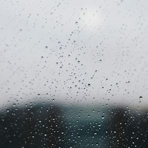 边写作业边听窗外的雨