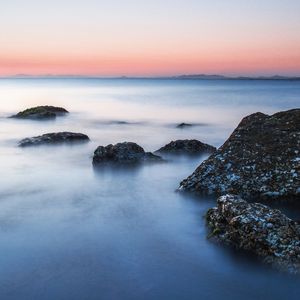 书页微风拂过的静谧时光