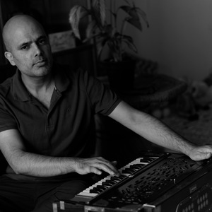 ek bas tū hī nahīñ mujh se ḳhafā ho baiThā