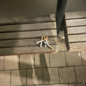 Paar Joints, Zigaretten und Aklkohol
