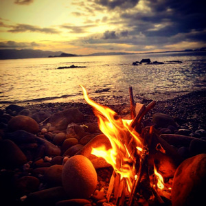 海辺の焚き火