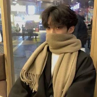 “相遇，紧张，脸红，躲闪，自言自语”