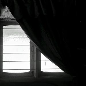 君の声も顔も覚えてない