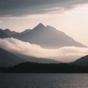 暮云藏远峰
