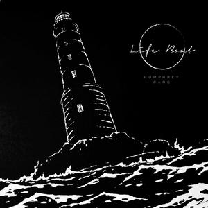 在傍晚的海港坐着，等待月亮出现