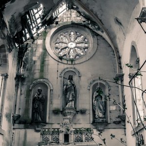 败落教堂中的天使雕像.mp3