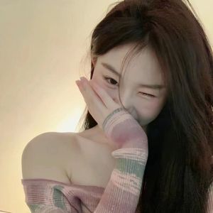 我们打着光脚在风车下跑，手上的狗尾巴草摇啊摇