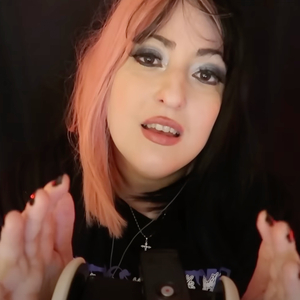 Continuar Jugando Mientras Susurra De Un Oído A Otro