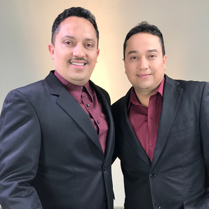 La rubia del moño negro