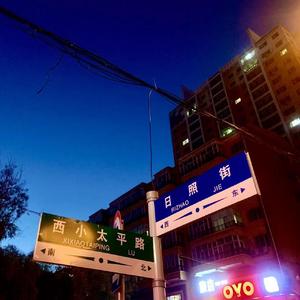 他被杀死在那年的一个午后，抛弃于除夕前的洛浦大街