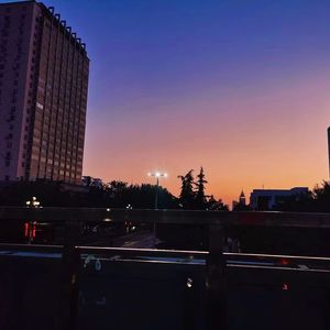 那晚我走过天桥看见了月亮