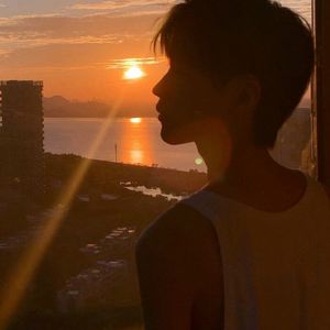 黄昏的街灯 映照着孤独的影