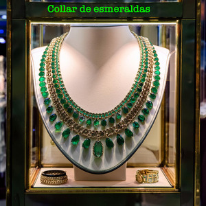 Color rosa de zapatos y vestido.