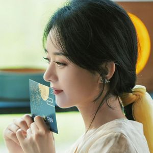 海浪拍打礁石