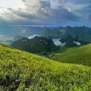 白炽灯下的夏日告别