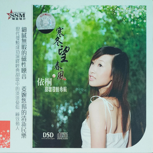 望着天空的女孩